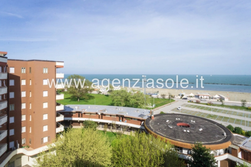 Appartamento trilocale, ubicato all'ultimo piano con ascensore, con vista mare panoramica, in vendita a Lido delle Nazioni