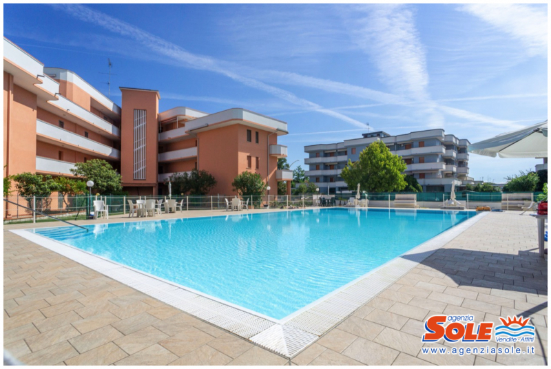 Appartamento trilocale in buono stato, in residence con piscina, in vendita ai lidi Ferraresi